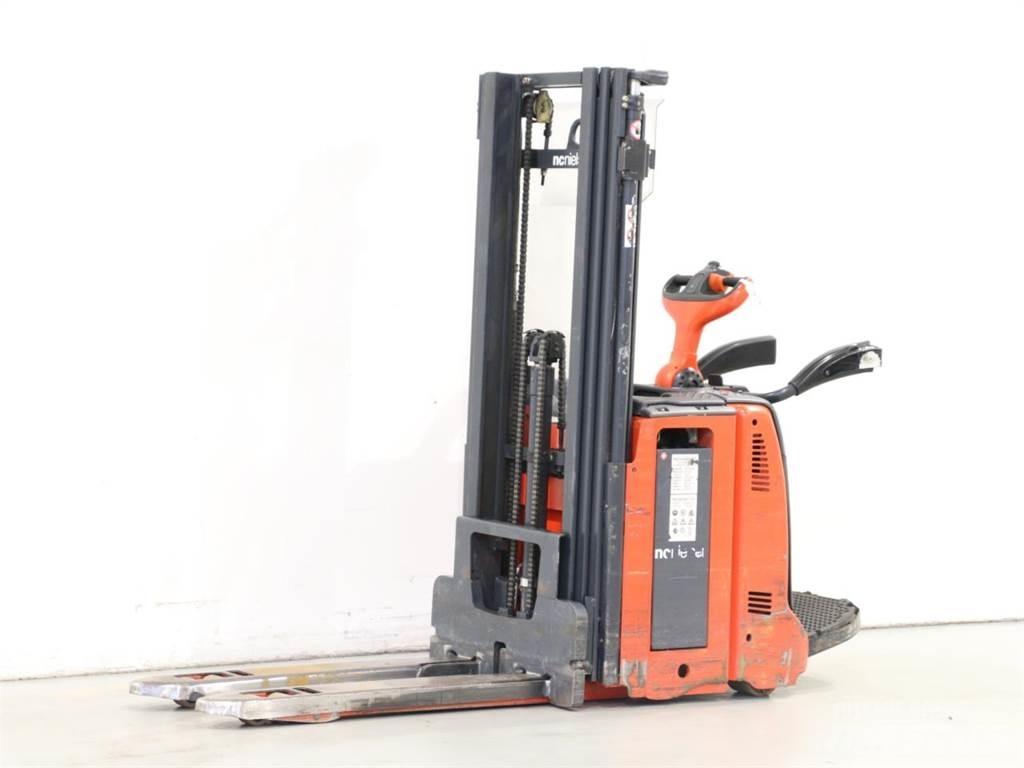 Linde D12AP/133 Παλετοφόρα πεζού χειριστή με ιστό