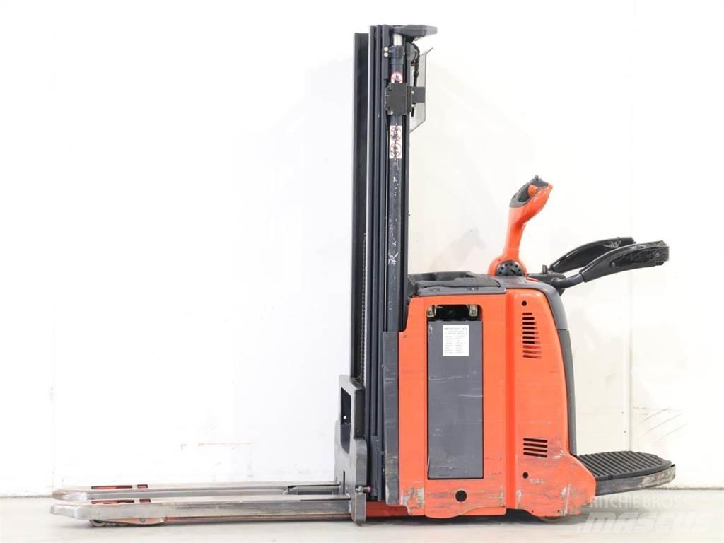 Linde D12AP/133 Παλετοφόρα πεζού χειριστή με ιστό