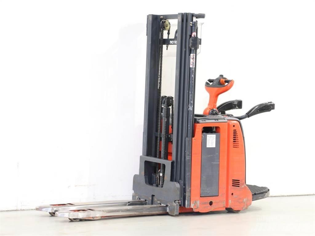 Linde D12AP/133 Παλετοφόρα πεζού χειριστή με ιστό