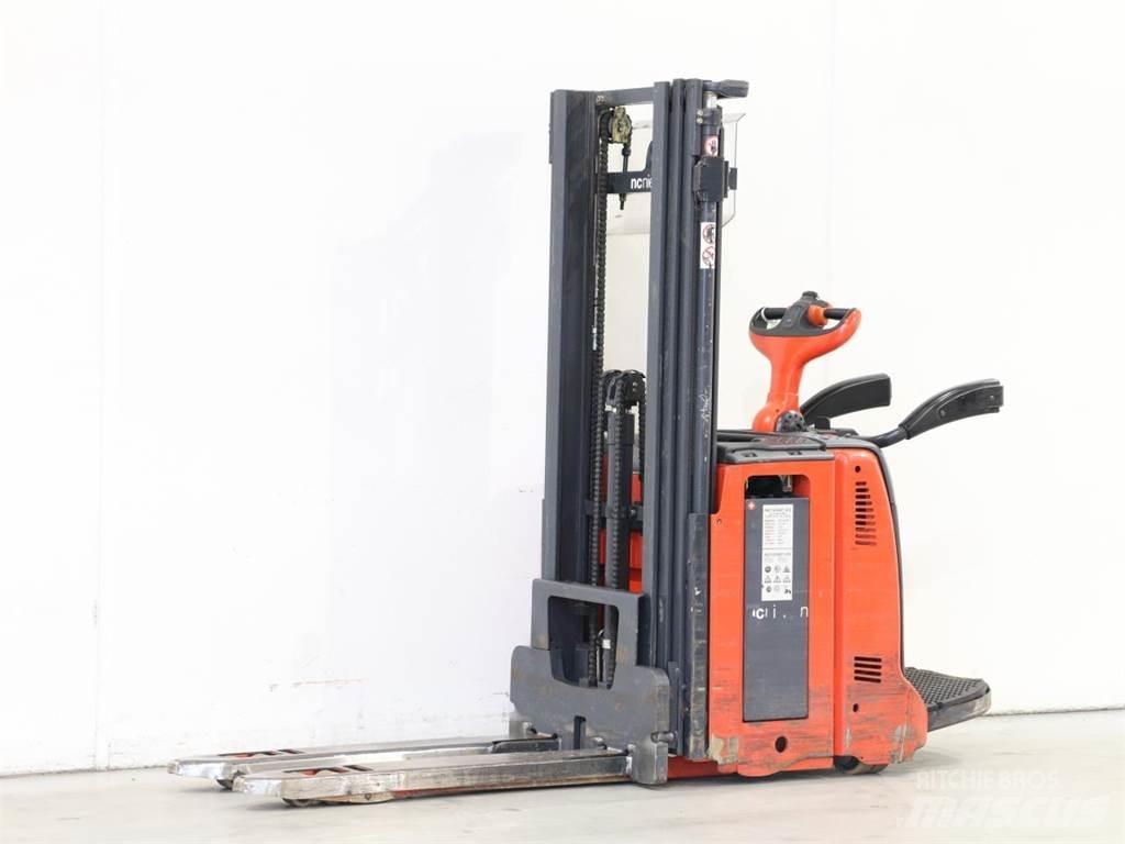 Linde D12AP/133 Παλετοφόρα πεζού χειριστή με ιστό