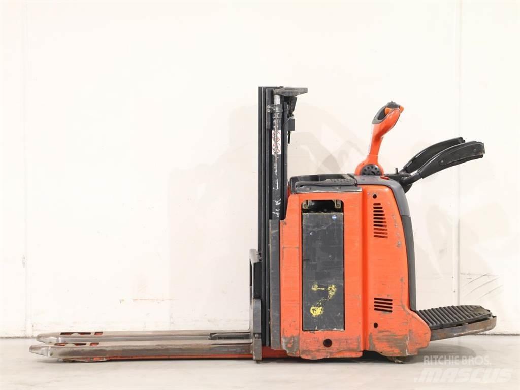 Linde D12AP/133-00 Παλετοφόρα πεζού χειριστή με ιστό