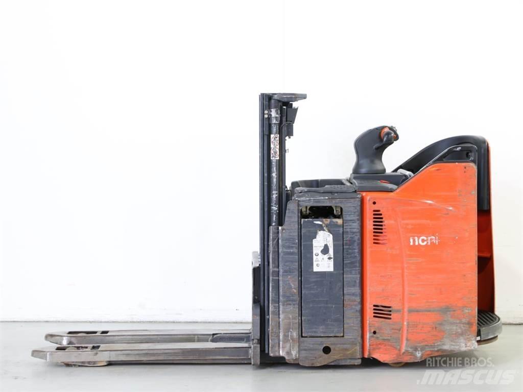 Linde D12HPSP/133 Παλετοφόρα πεζού χειριστή με ιστό