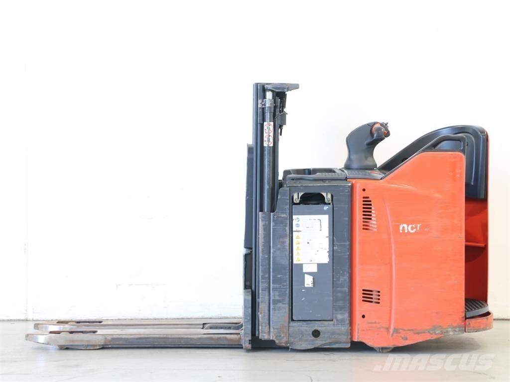 Linde D12SP/133-01 Παλετοφόρα πεζού χειριστή με ιστό