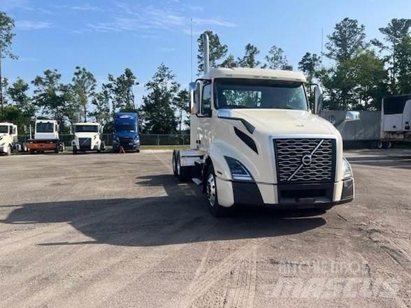 Volvo VNL64T300 Τράκτορες