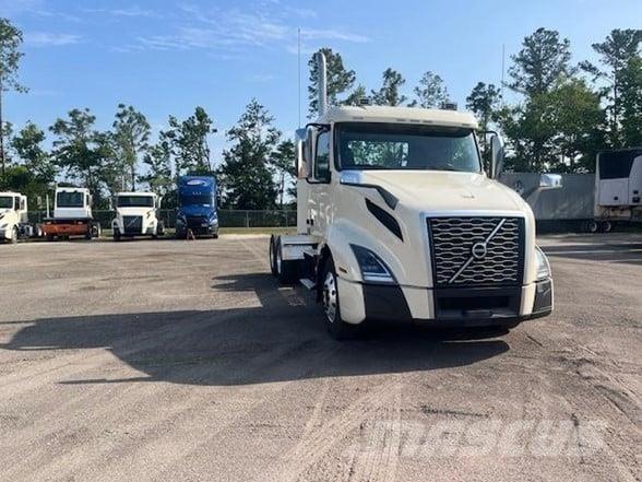 Volvo VNL64T300 Τράκτορες