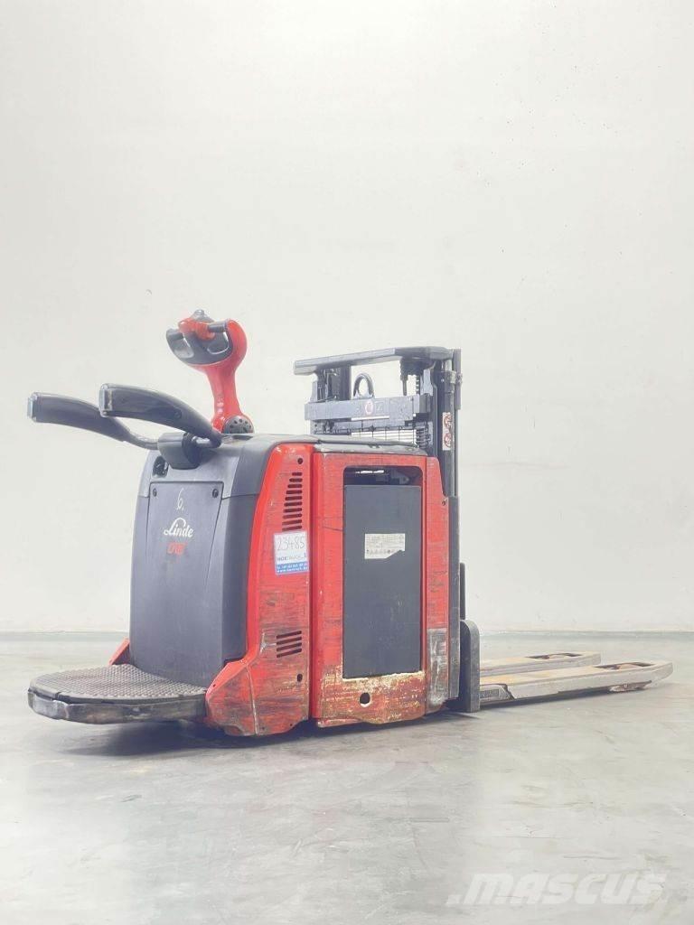 Linde D12AP-133 Παλετοφόρα πεζού χειριστή με ιστό