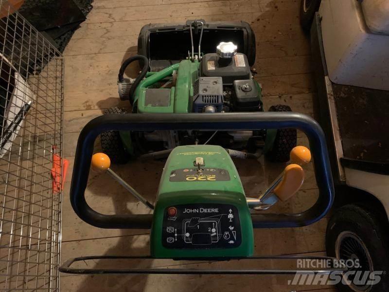 John Deere 220 Χορτοκοπτικά με καθιστό χειριστή