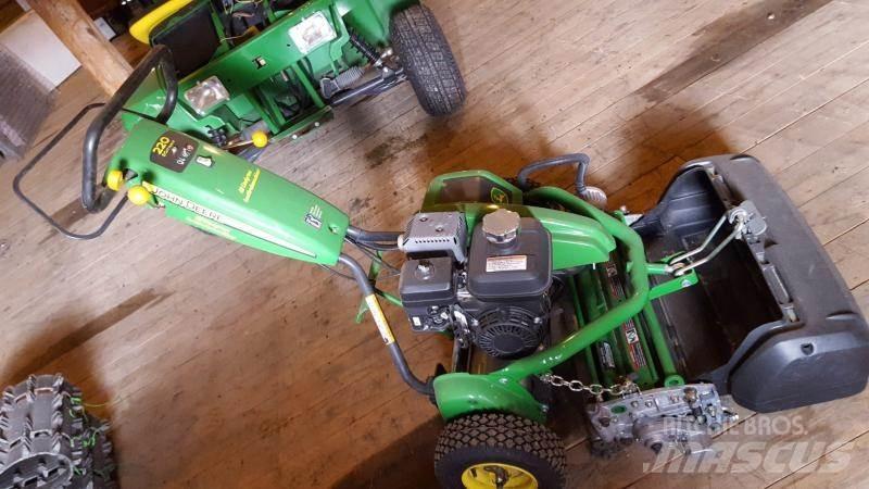 John Deere 220 Χορτοκοπτικά με καθιστό χειριστή