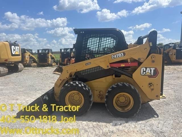 CAT 242D3 Ελαστικά και ζάντες