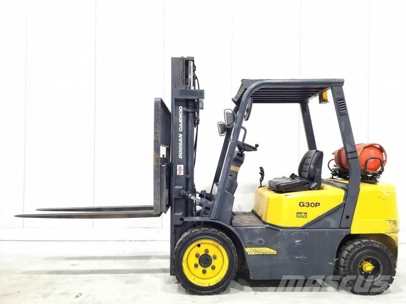 Doosan GP30-3 Περονοφόρα ανυψωτικά κλαρκ με φυσικό αέριο LPG