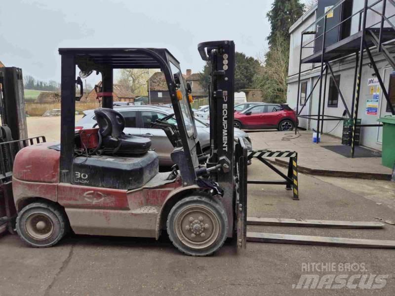 EP EFL302 410 Ηλεκτρικά περονοφόρα ανυψωτικά κλαρκ