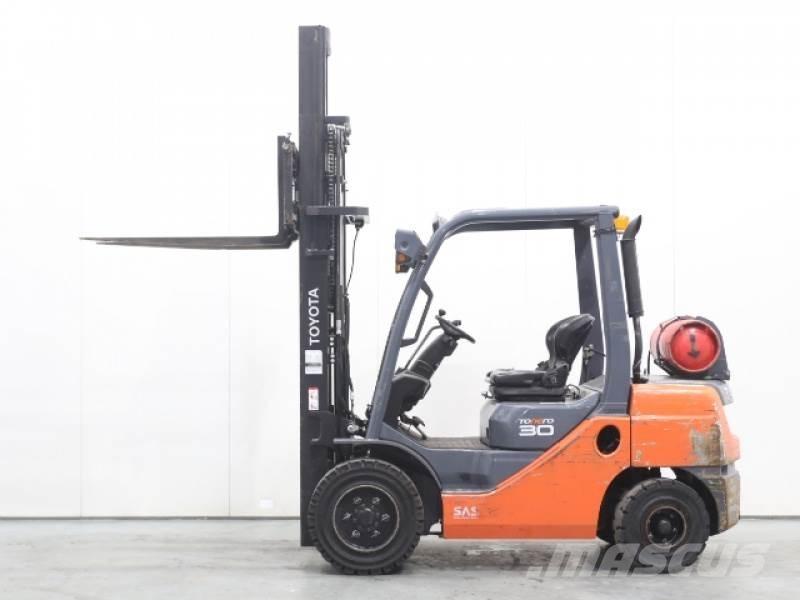 Toyota 02-8FGF30 Περονοφόρα ανυψωτικά κλαρκ με φυσικό αέριο LPG