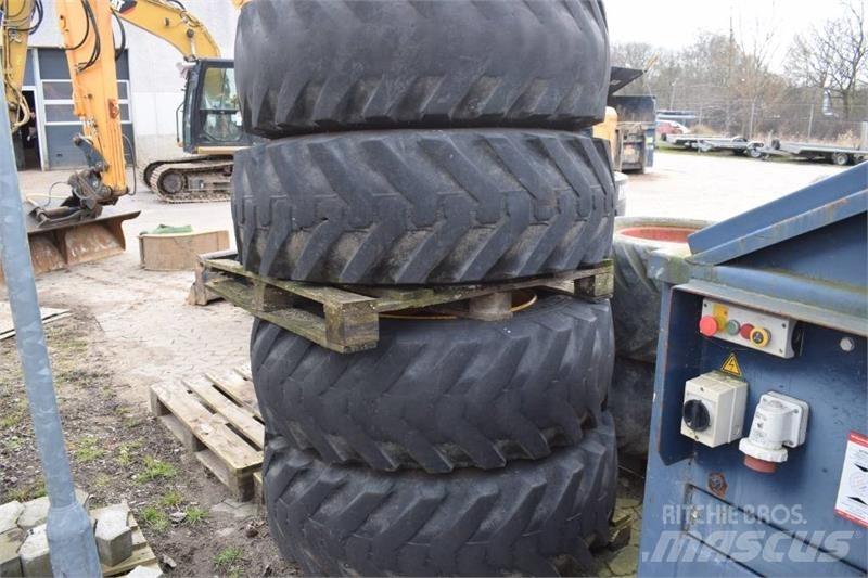 JCB 4 CX Ελαστικά και ζάντες