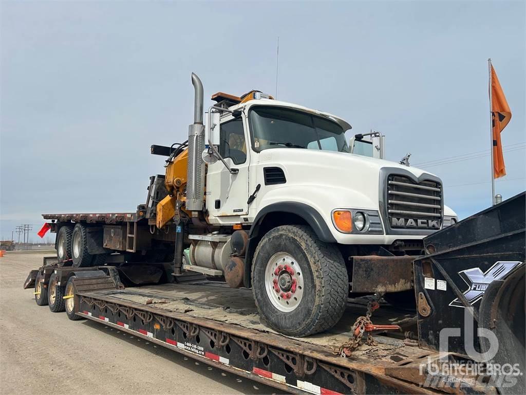 Mack CV713 Φορτηγά με Γερανό