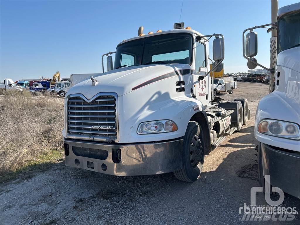 Mack CXU613 Τράκτορες