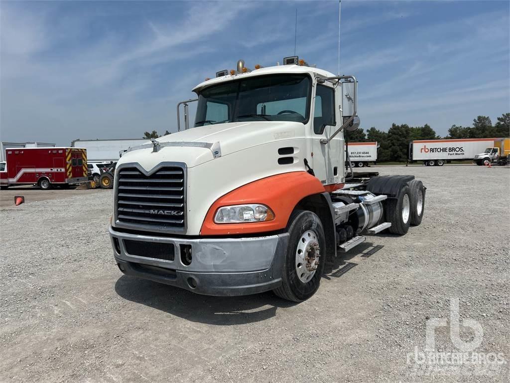 Mack CXU613 Τράκτορες