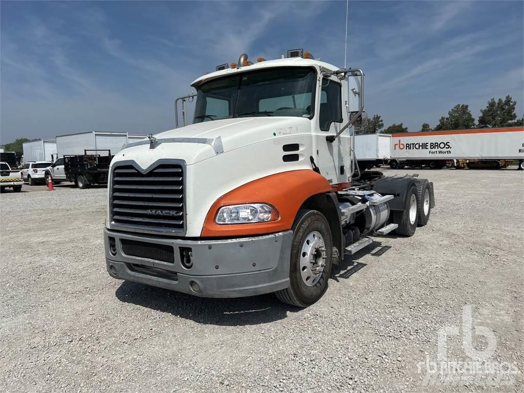 Mack CXU613 Τράκτορες