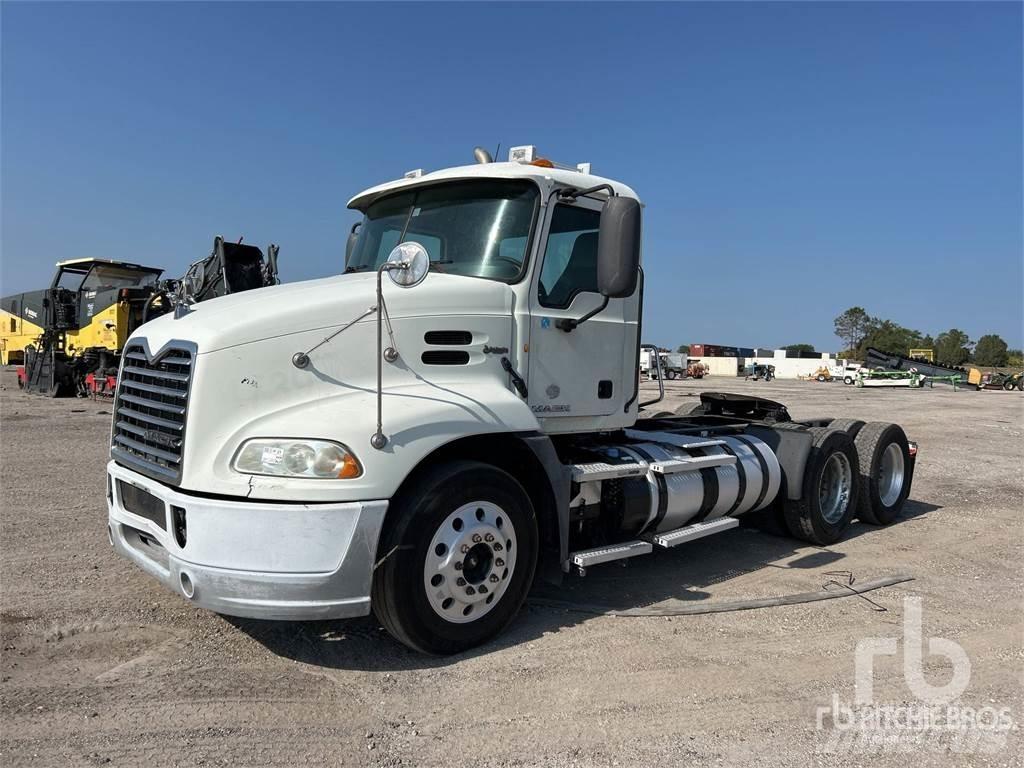 Mack CXU613 Τράκτορες