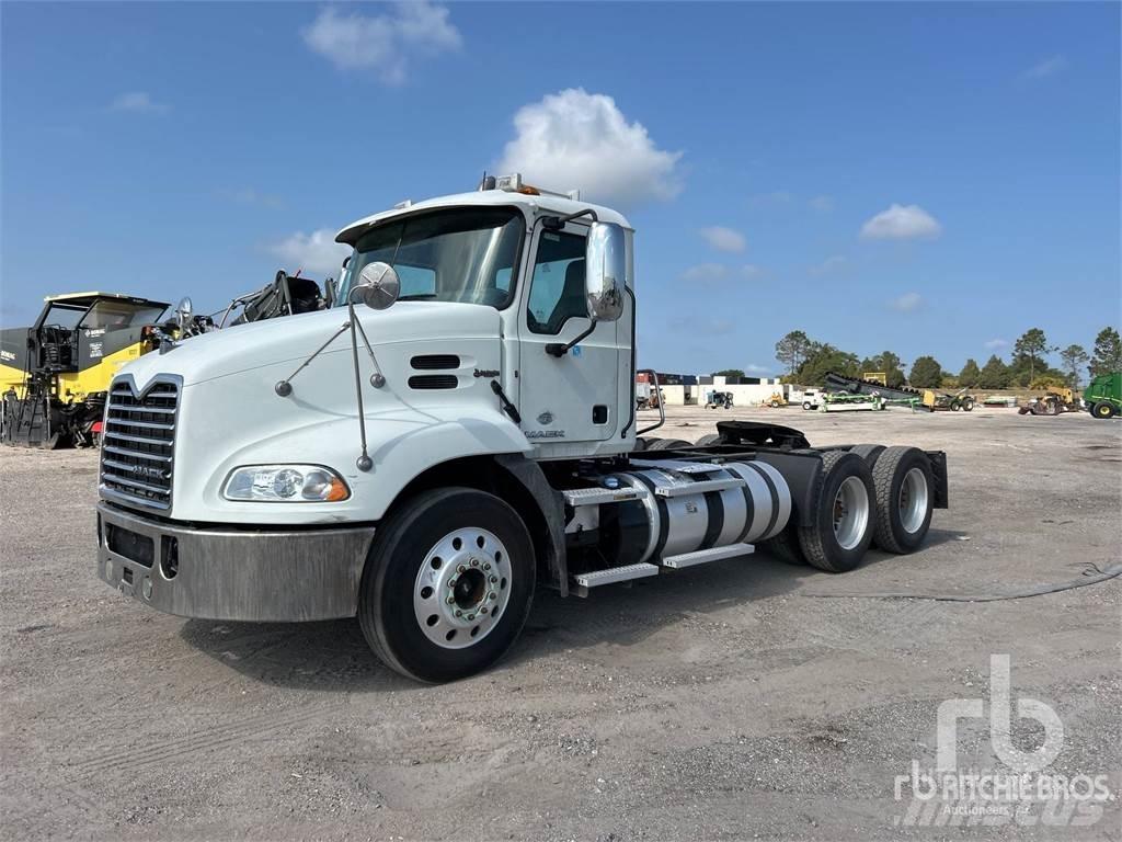 Mack CXU613 Τράκτορες