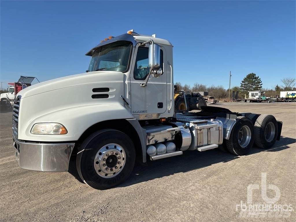 Mack CXU613 Τράκτορες