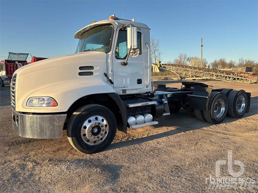 Mack CXU613 Τράκτορες