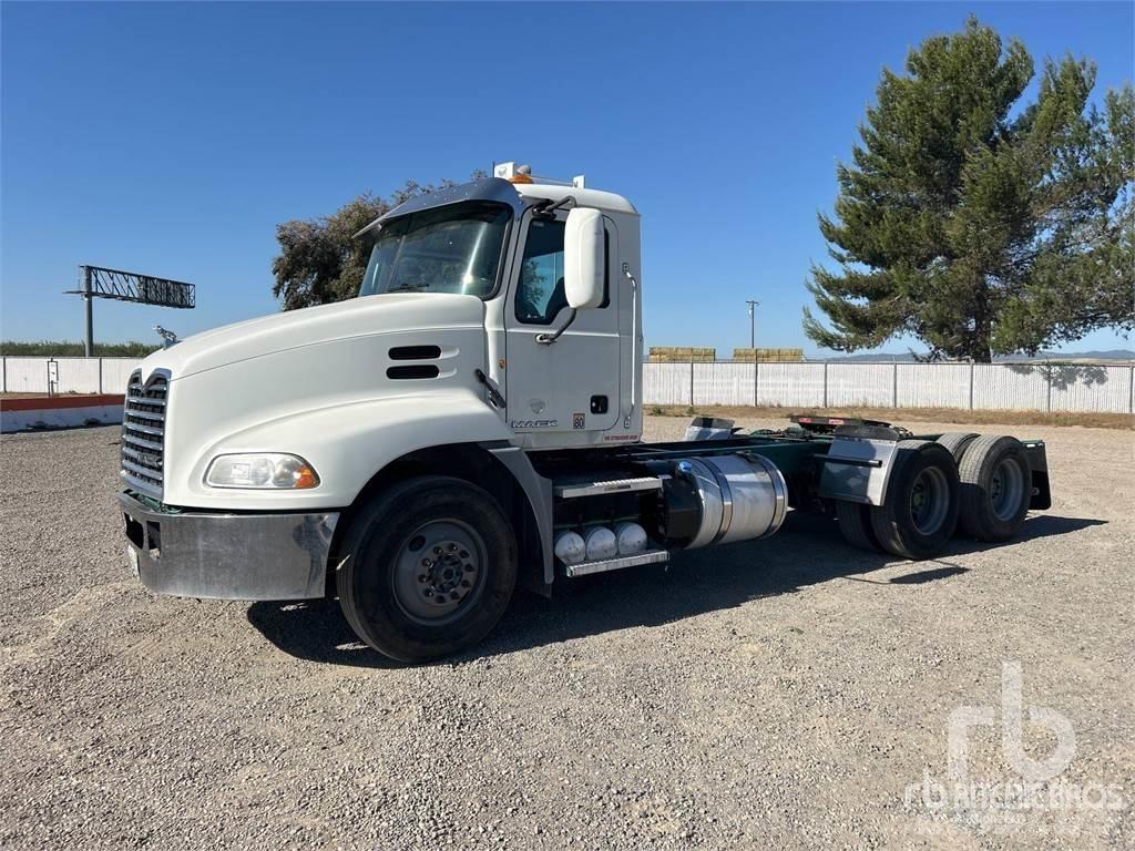 Mack CXU613 Τράκτορες