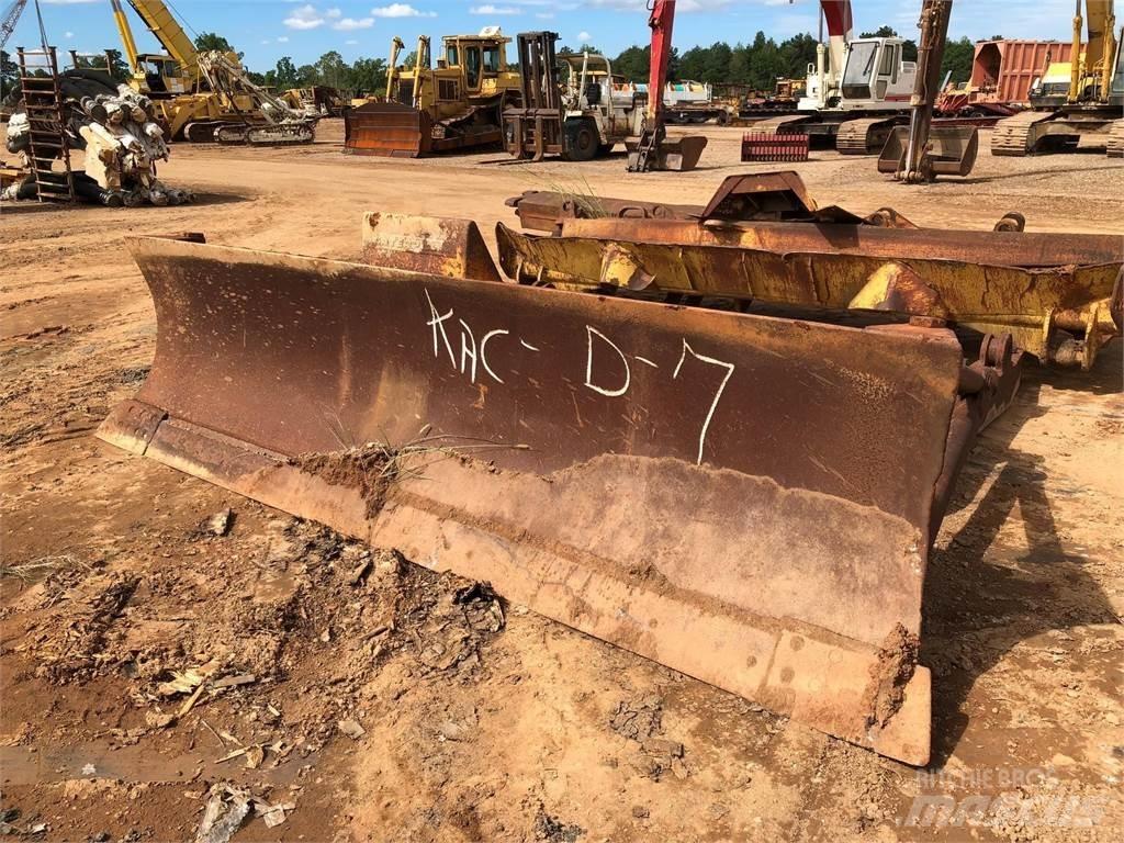 CAT D7 Πτερύγια