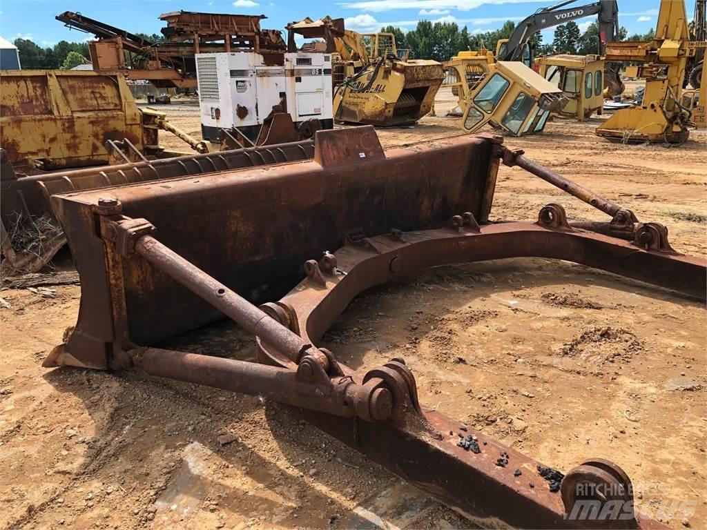 CAT D7 Πτερύγια