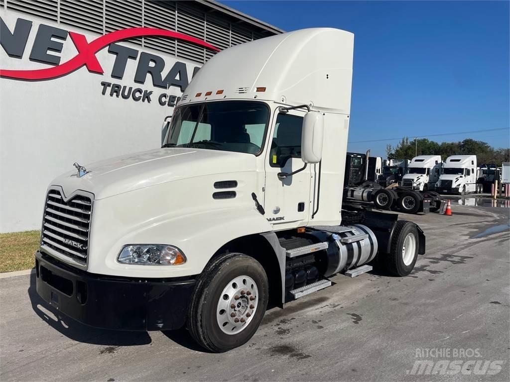 Mack CXU612 Τράκτορες