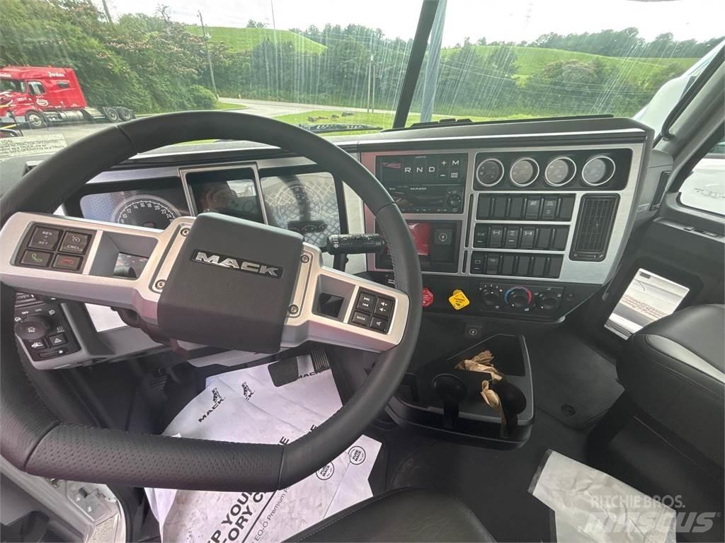 Mack GR64FT Τράκτορες