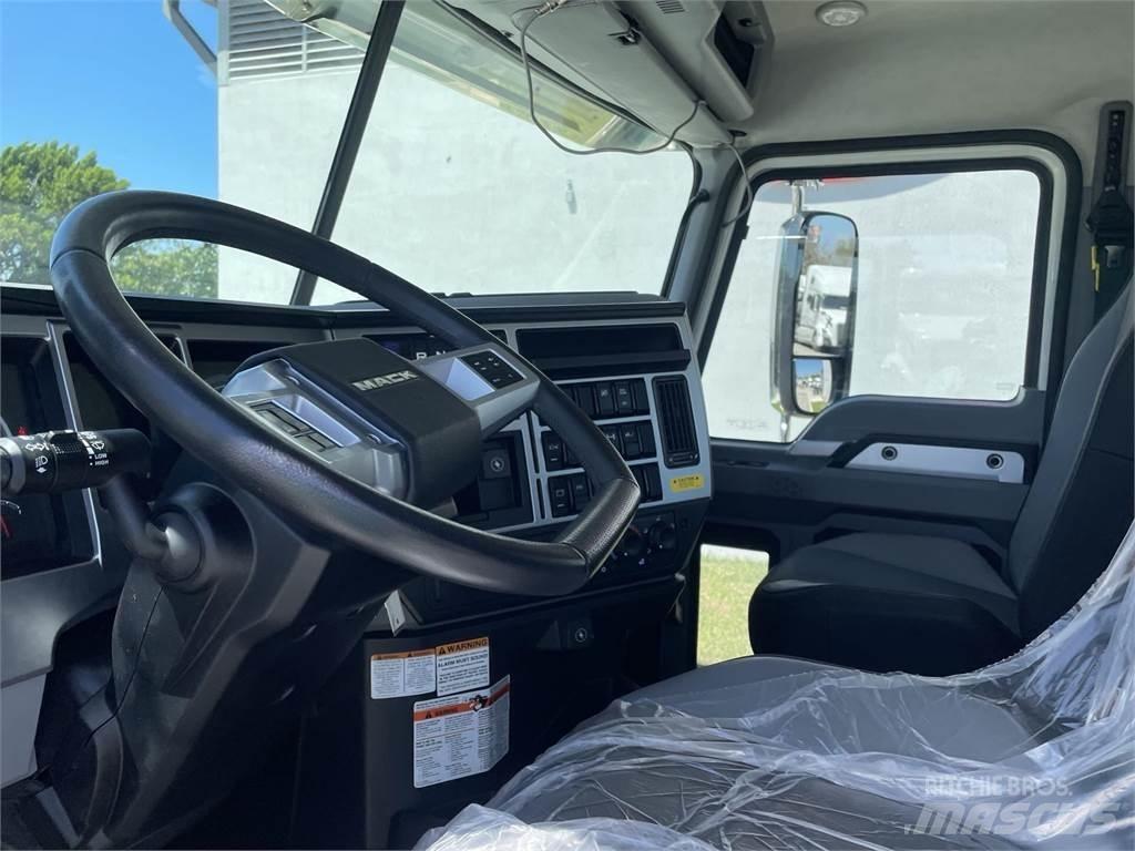 Mack PI64T Τράκτορες