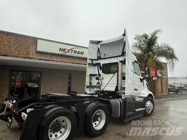 Volvo VNL64T300 Τράκτορες