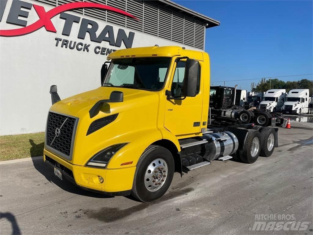 Volvo VNR64T Τράκτορες