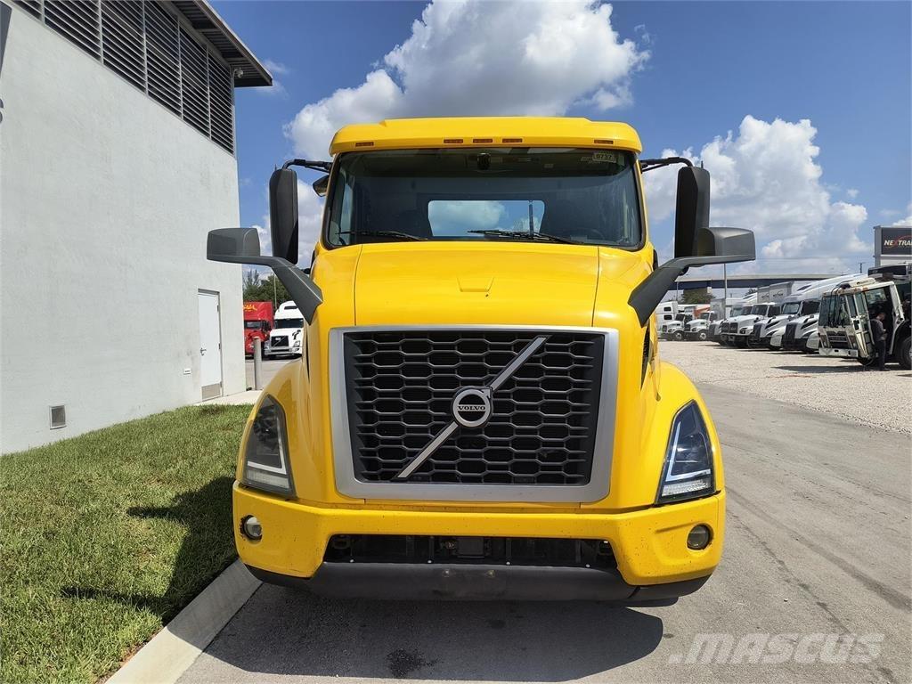 Volvo VNR64T Τράκτορες