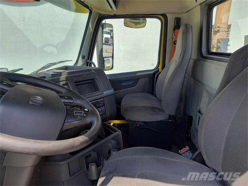 Volvo VNR64T Τράκτορες