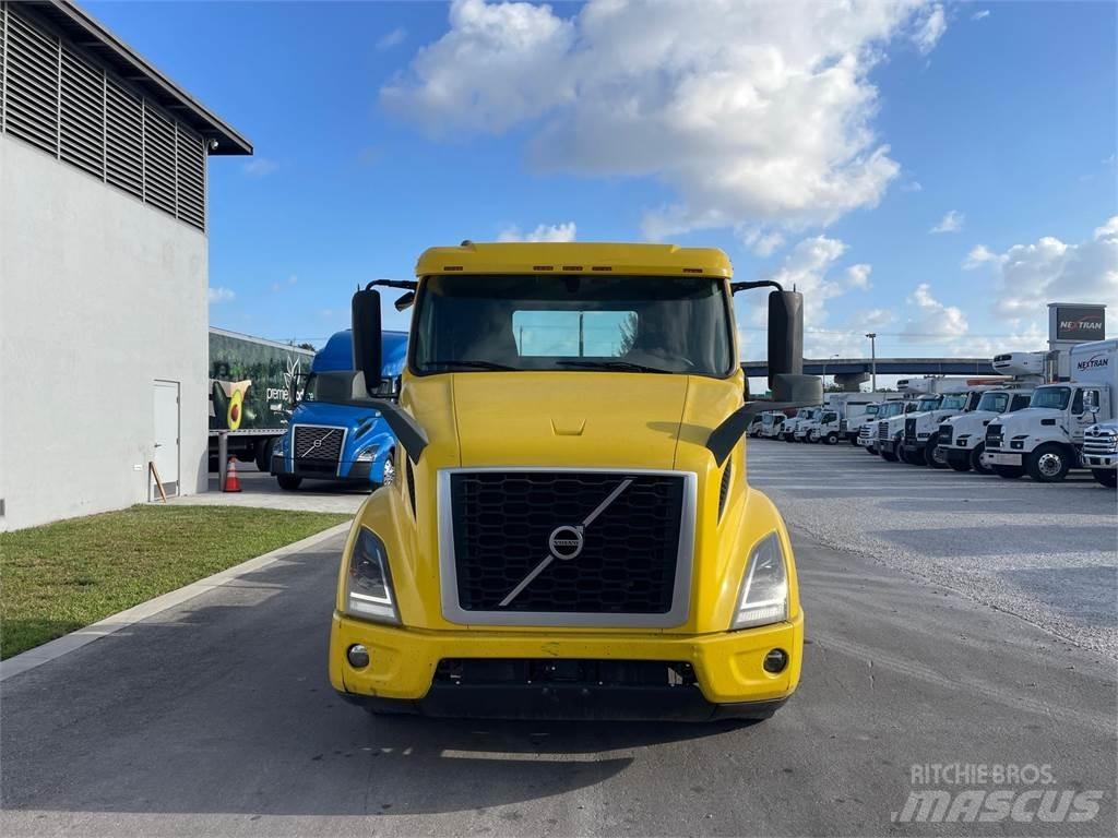 Volvo VNR64T300 Τράκτορες