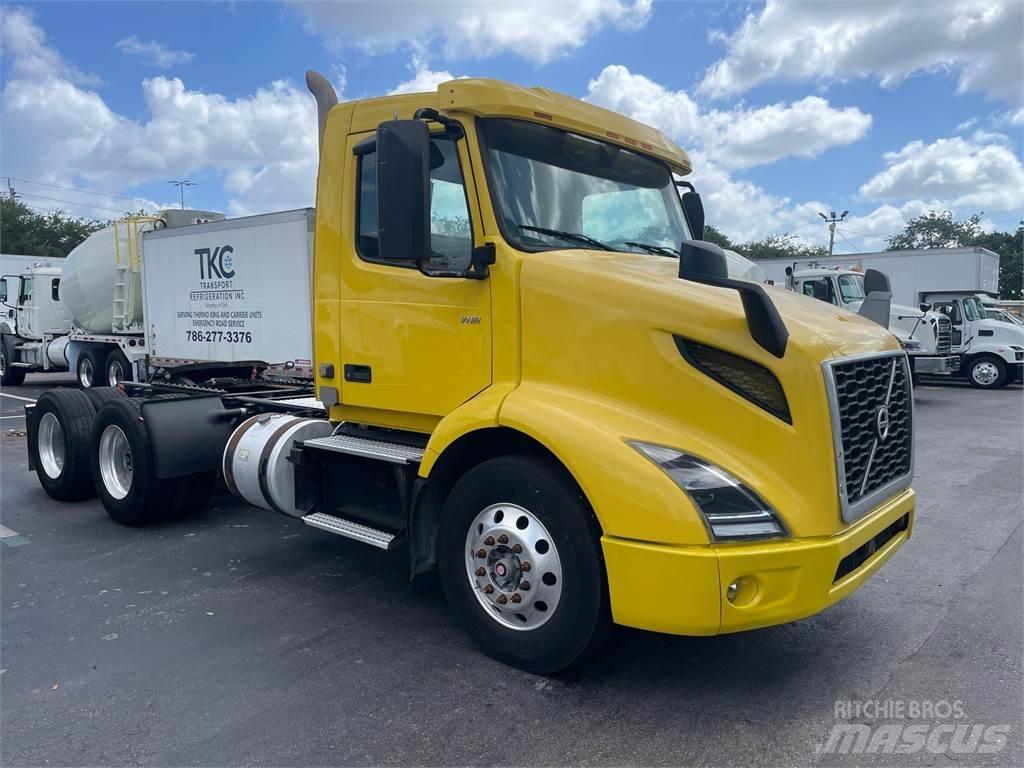 Volvo VNR64T300 Τράκτορες
