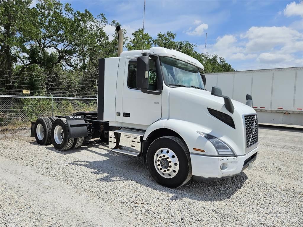Volvo VNR64T300 Τράκτορες