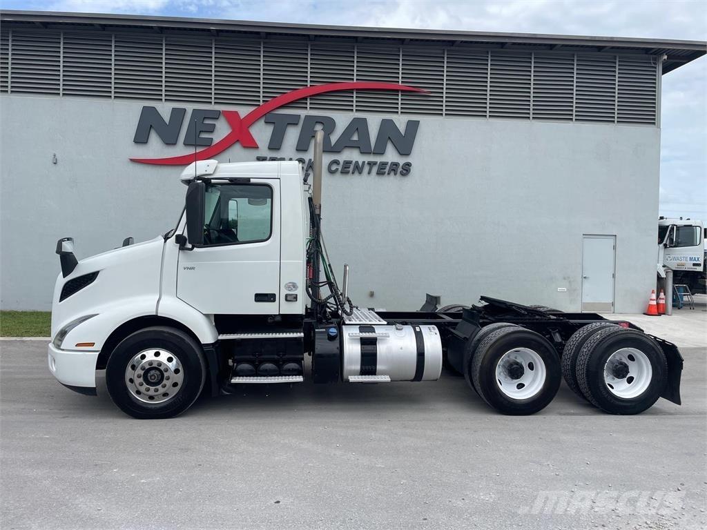 Volvo VNR64T300 Τράκτορες