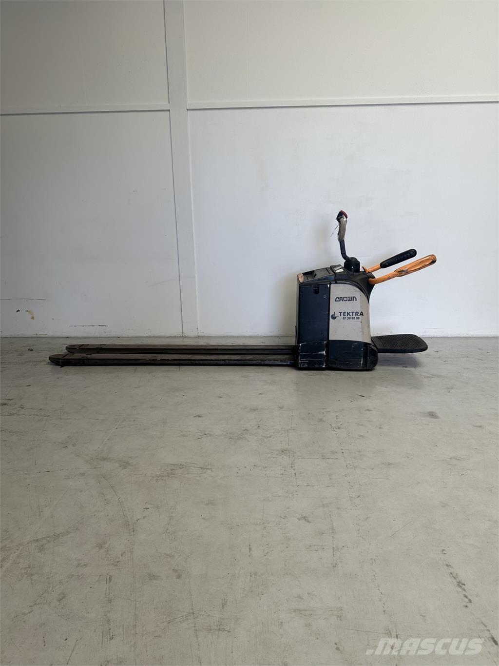 Crown WT3040 Χειροκίνητο περονοφόρο ανυψωτικό με πλατφόρμα