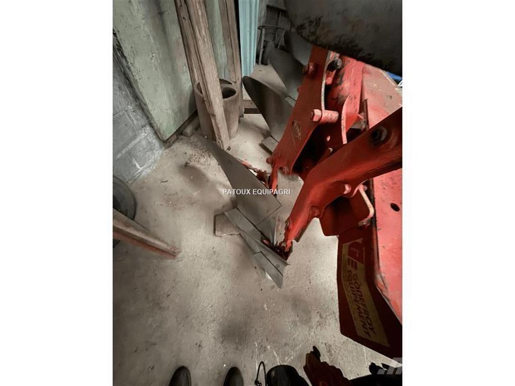 Kuhn MASTER 100 Συμβατικά άροτρα