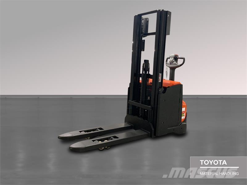 BT SWE120L Παλετοφόρα πεζού χειριστή με ιστό