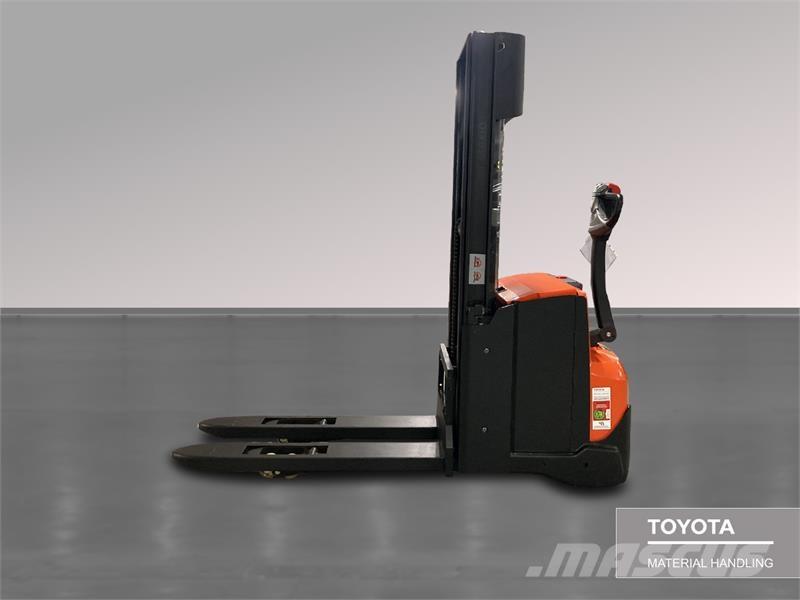 BT SWE120L Παλετοφόρα πεζού χειριστή με ιστό