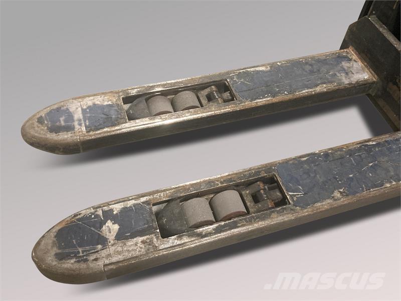 BT SWE120L Παλετοφόρα πεζού χειριστή με ιστό