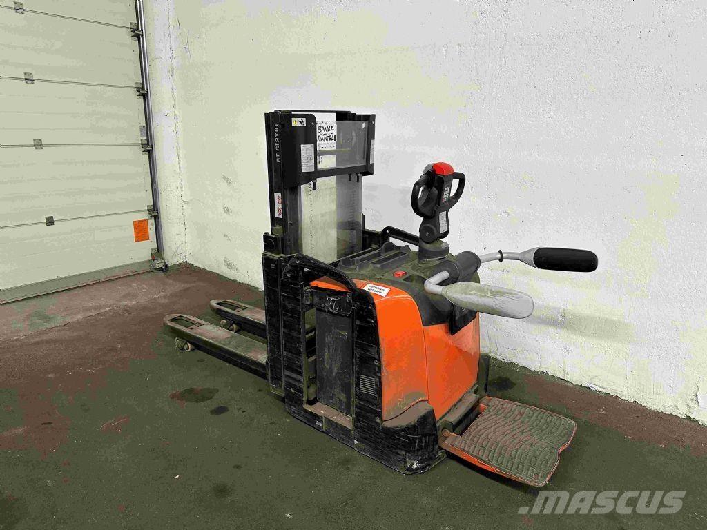 Toyota SPE 200 D Παλετοφόρα πεζού χειριστή με ιστό