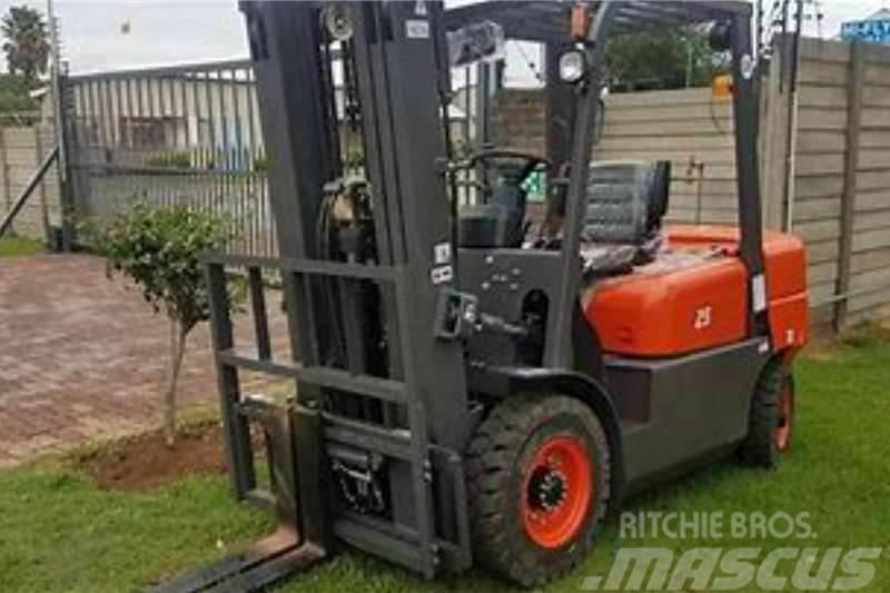  New 2.5 and 3.5 ton standard forklifts available Περονοφόρα ανυψωτικά κλαρκ - άλλα