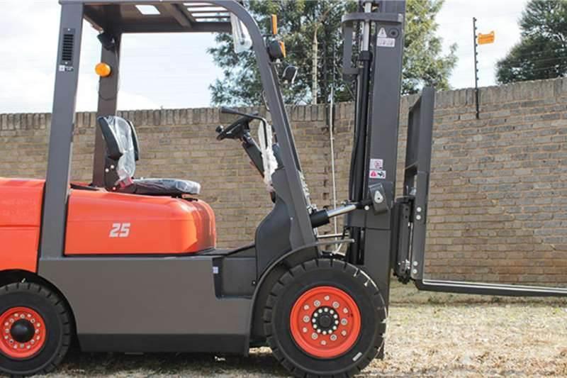  New 2.5 and 3.5 ton standard forklifts available Περονοφόρα ανυψωτικά κλαρκ - άλλα