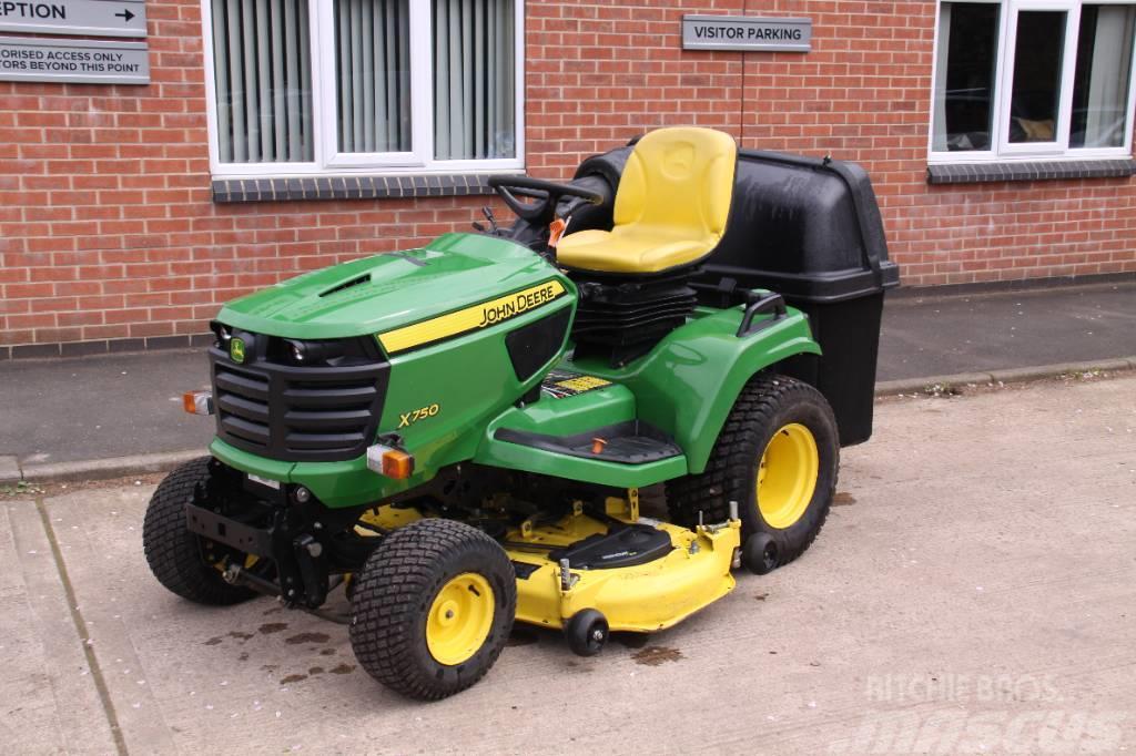 John Deere X750 with 54" Cutting deck and Collector Χορτοκοπτικά με καθιστό χειριστή