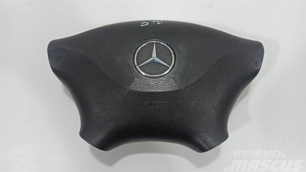 Mercedes-Benz W906 Καμπίνες και εσωτερικό