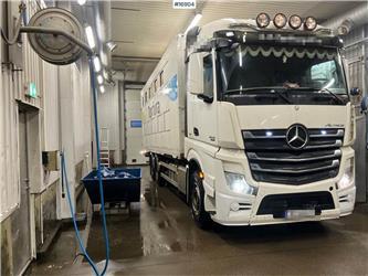 Mercedes-Benz Actros Animal transport truck w/ lift